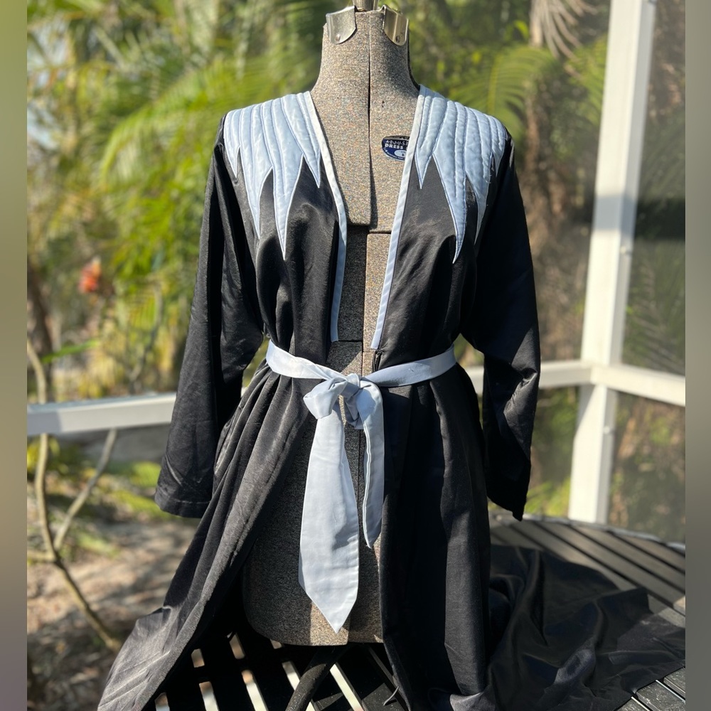 Vintage satin poly dressing gown. Looks amazing on, Art deco vibes
